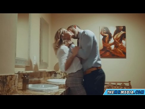 ❤️ Wanneer 'n rondborstige blondine jou in 'n openbare toilet verlei ️ Russiese pornografie op af.muitohentai.ru